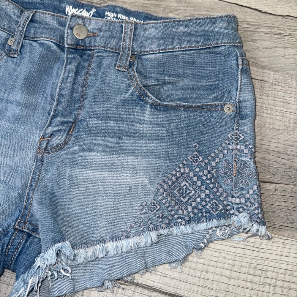 Mossimo Denim High Rise Jean Shorts Women’s‎ 6/28 Blue Frayed Hem Embroidered
